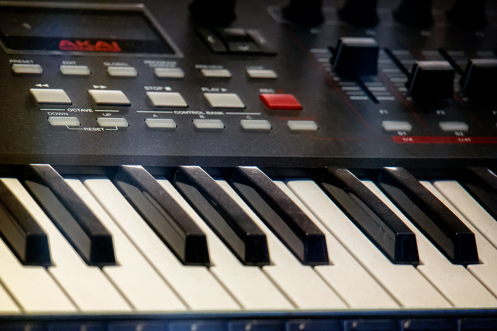 MIDI Keyboard 101: Ultimate Beginner's Guide - Like A Pro