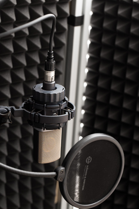 What Does a Pop Filter Do? Recording Vocals_3