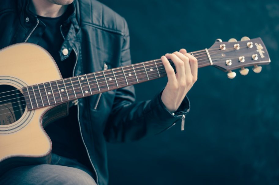 Picking the Best Mic for Acoustic Guitar