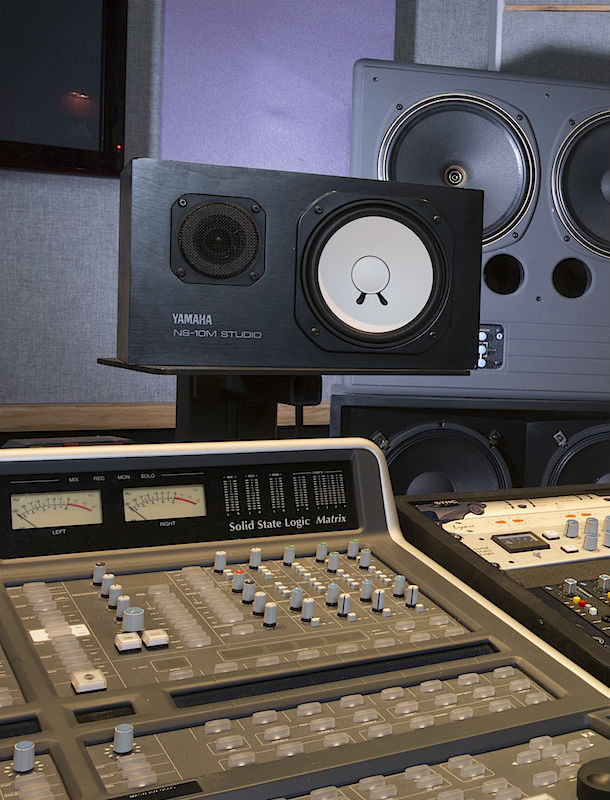 Should Studio Monitors Be Vertical or Horizontal? (5 Placement Tips) -  Produce Like A Pro